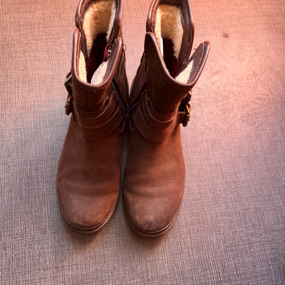 Ugg boot - Picture 2 of 8